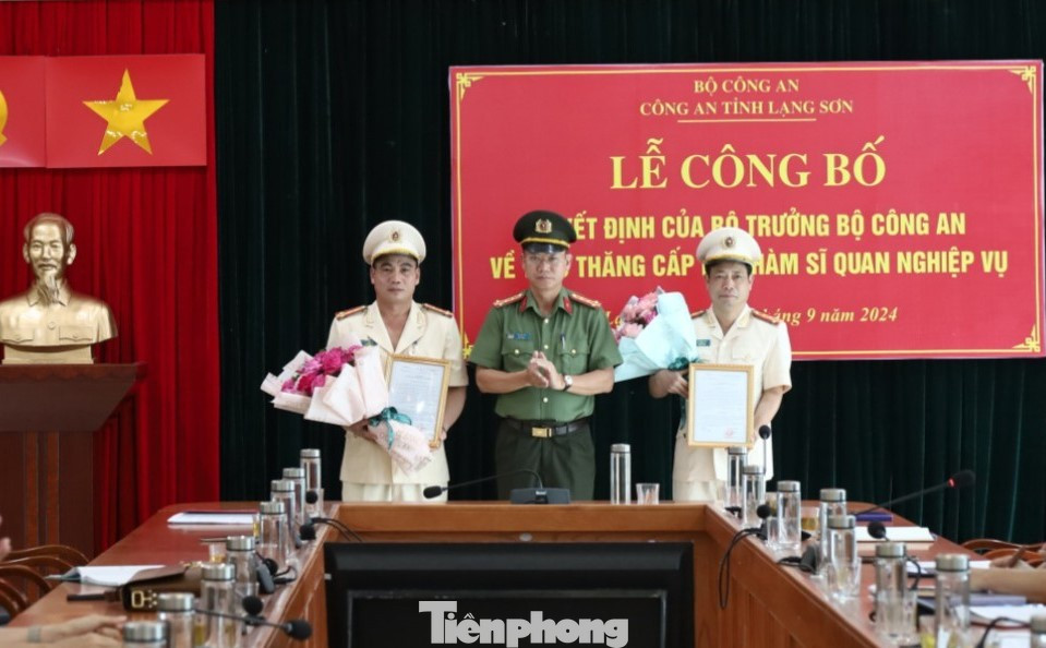 Đại tá Vũ Như Hà, Giám đốc Công an tỉnh Lạng Sơn (giữa) trao Quyết định, tặng hoa chúc mừng 2 Phó Giám đốc được thăng quân hàm. (ảnh: A..K) Đại tá Vũ Như Hà, Giám đốc Công an tỉnh Lạng Sơn (giữa) trao Quyết định, tặng hoa chúc mừng 2 Phó Giám đốc được thăng quân hàm. (ảnh: A..K)