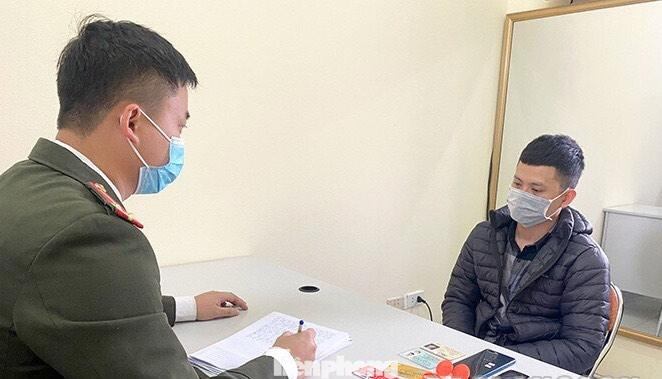 Đối tượng Cường (bìa phải) khai nhận hành vi tại cơ quan công an -Ảnh: Hoàng Thơ Đối tượng Cường (bìa phải) khai nhận hành vi tại cơ quan công an -Ảnh: Hoàng Thơ