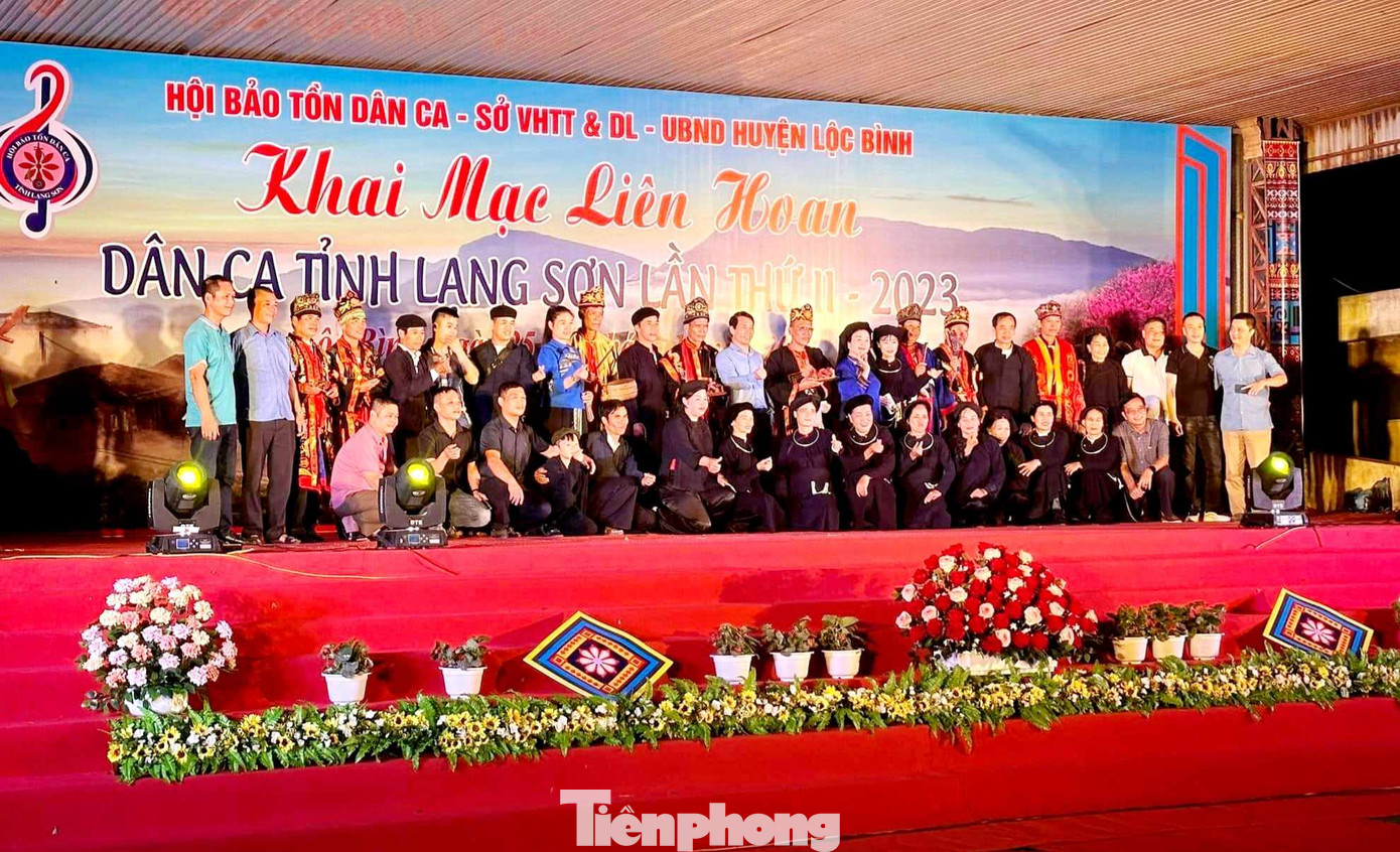 Tham gia Liên hoan, các nghệ nhân trong tỉnh có cơ hội giao lưu, học hỏi vốn dân ca địa phương. Ảnh: Duy Chiến Tham gia Liên hoan, các nghệ nhân trong tỉnh có cơ hội giao lưu, học hỏi vốn dân ca địa phương. Ảnh: Duy Chiến
