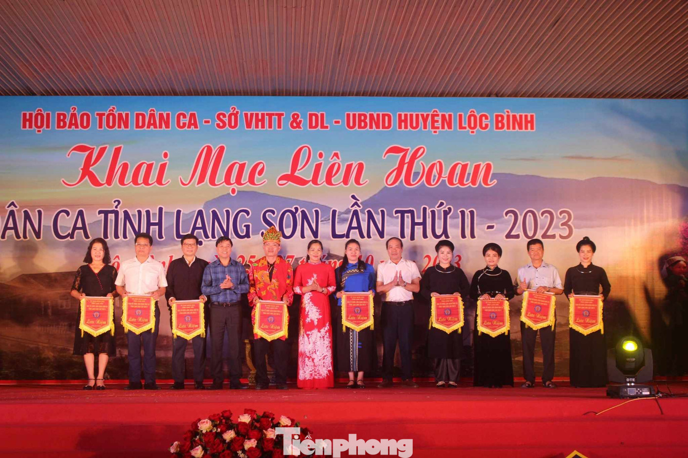 Trao cờ lưu niệm cho các đoàn tham gia Liên hoan. Trao cờ lưu niệm cho các đoàn tham gia Liên hoan.