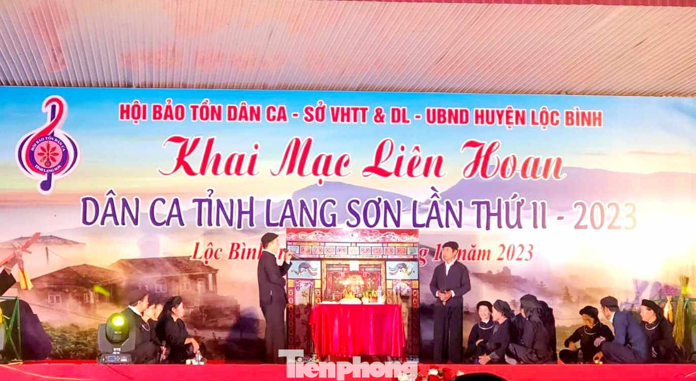 Tiết mục thực hành nghi thức Then- truyền thống của người Tày, Nùng Lạng Sơn được sân khấu hóa, biểu diễn tại liên hoan. Ảnh: Duy Chiến Tiết mục thực hành nghi thức Then- truyền thống của người Tày, Nùng Lạng Sơn được sân khấu hóa, biểu diễn tại liên hoan. Ảnh: Duy Chiến