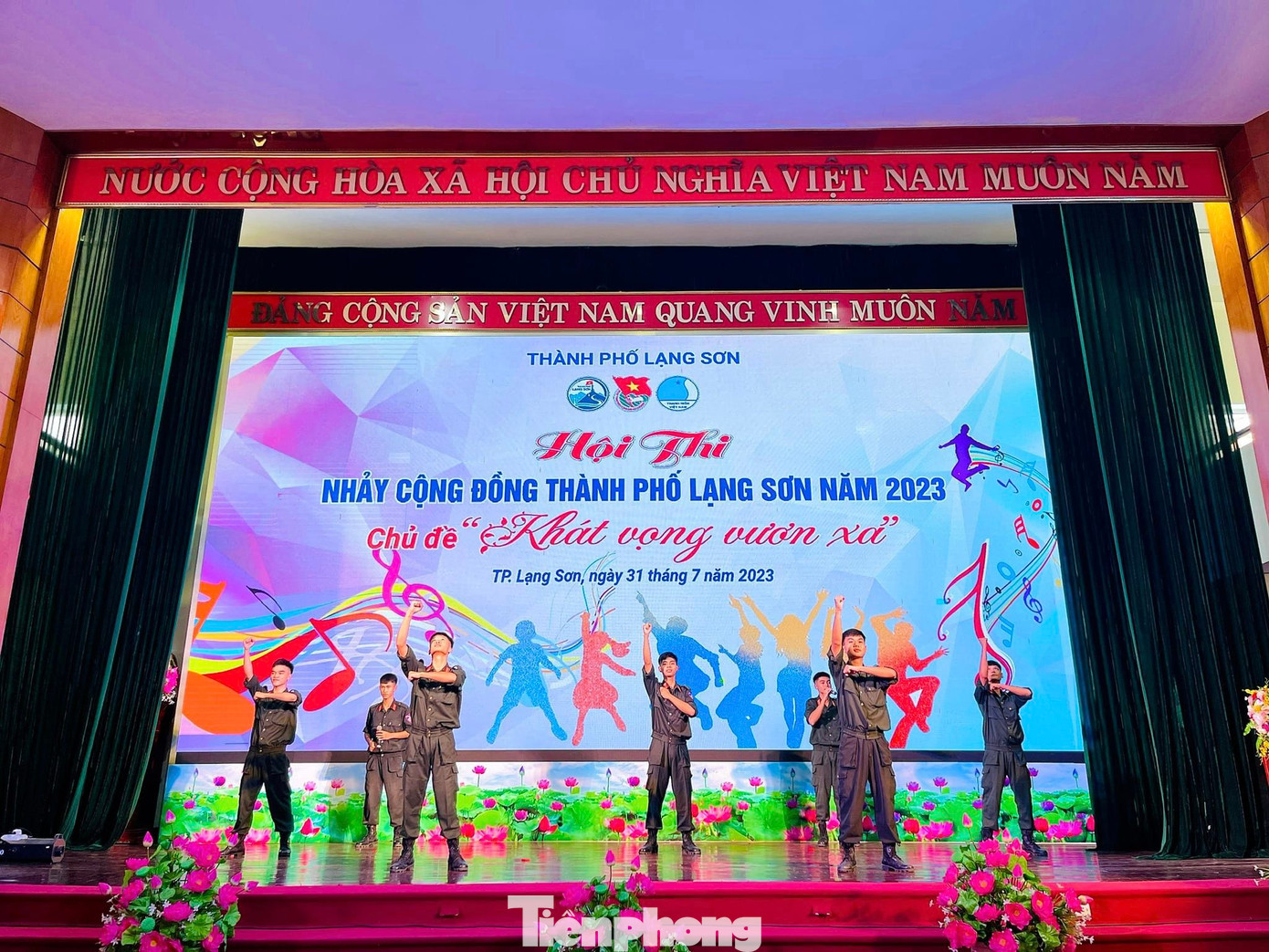 Tuổi trẻ Tiểu đoàn Cảnh sát cơ động số 2 Bộ công an tham gia các tiết mục nhảy giao lưu sôi động.