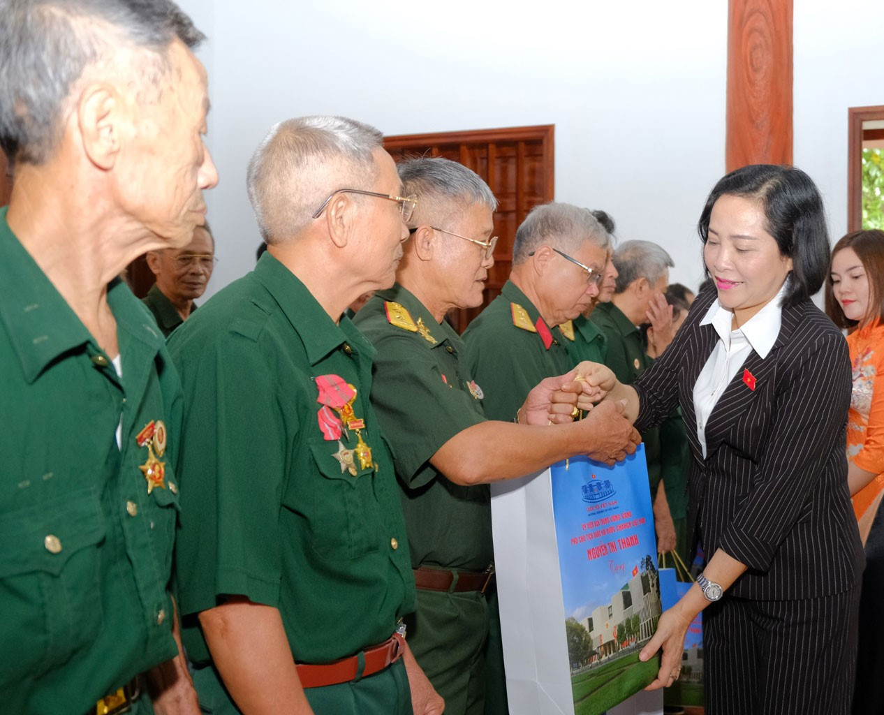 Phó Chủ tịch Quốc hội Nguyễn Thị Thanh và đoàn công tác trao quà tặng các gia đình chính sách, người có công trên địa bàn tỉnh Thái Nguyên. (Ảnh: T.N)