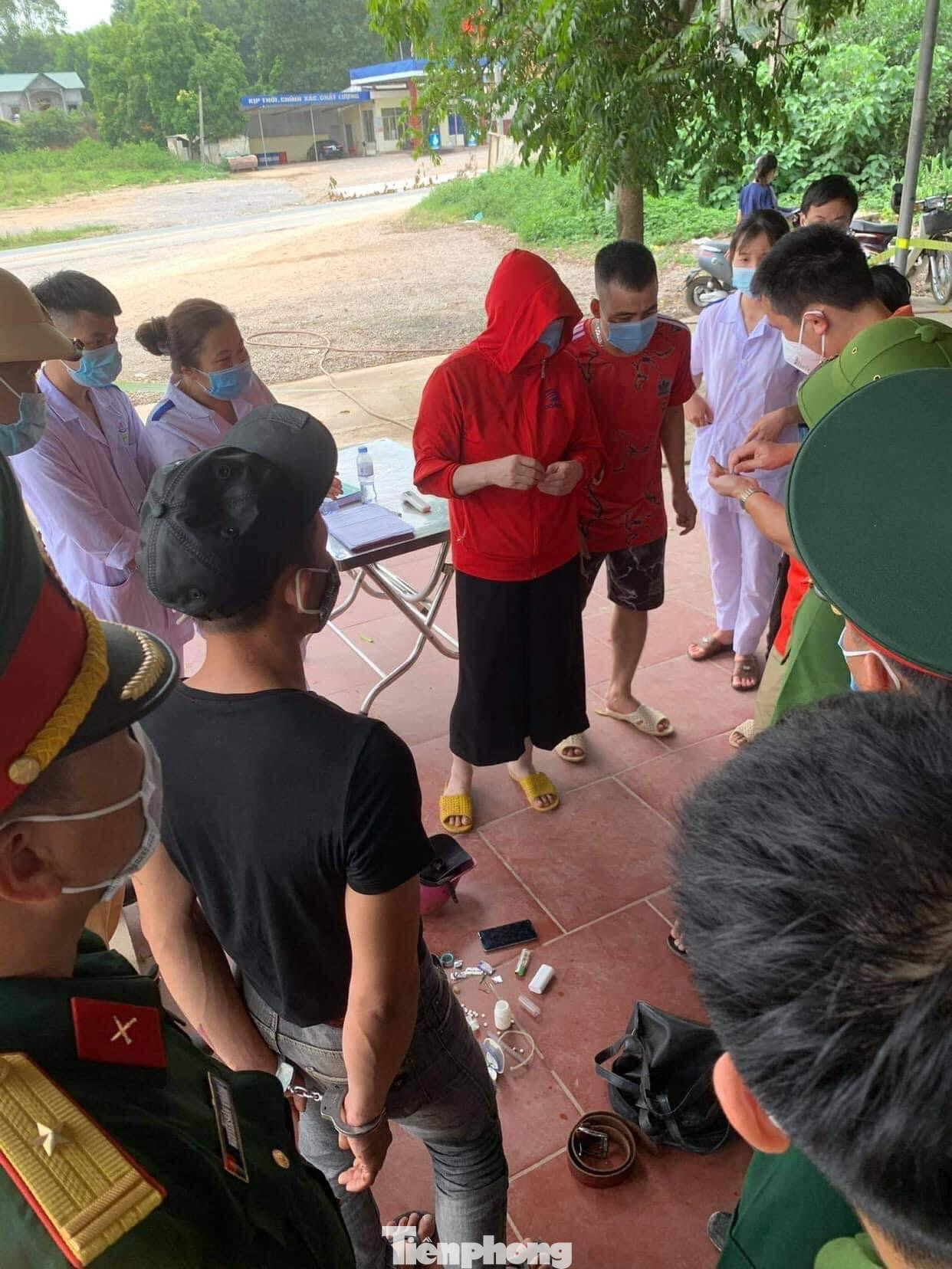 Người dân chứng kiến người và tang vật ma túy bị thu giữ mang theo người .Ảnh: TL