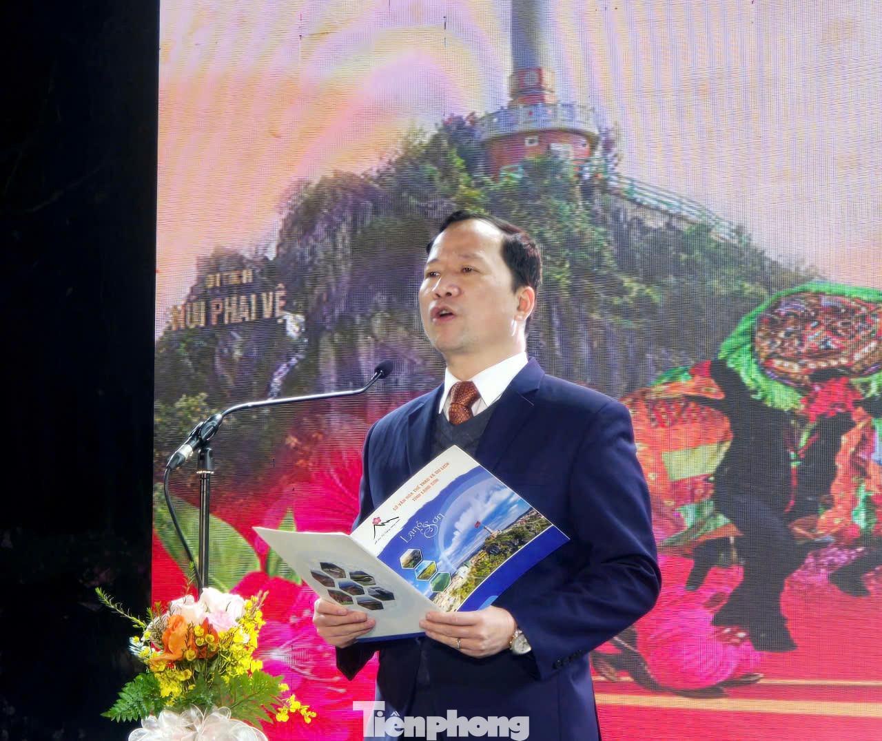 Ông Nguyễn Đặng Ân, Giám đốc Sở Văn hóa - Thể thao - Du lịch tỉnh Lạng Sơn cho rằng ngày đầu xuân năm mới được đón các nghệ sĩ, diễn viên Bằng Tường, Quảng Tây, Trung Quốc sang giao lưu, biểu diễn đem lại niềm hứng khởi và góp phần xây dựng tình hữu nghị giữa nhân dân hai nước Việt - Trung ngày càng bền chặt, phát triển. Ảnh: Duy Chiến. Ông Nguyễn Đặng Ân, Giám đốc Sở Văn hóa - Thể thao - Du lịch tỉnh Lạng Sơn cho rằng ngày đầu xuân năm mới được đón các nghệ sĩ, diễn viên Bằng Tường, Quảng Tây, Trung Quốc sang giao lưu, biểu diễn đem lại niềm hứng khởi và góp phần xây dựng tình hữu nghị giữa nhân dân hai nước Việt - Trung ngày càng bền chặt, phát triển. Ảnh: Duy Chiến.