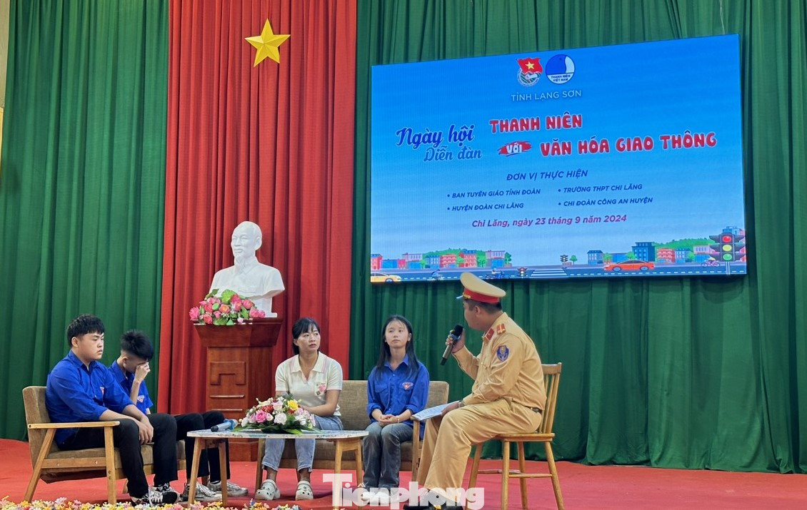 Cán bộ Cảnh sát giao thông Lạng Sơn tuyên truyền công tác phòng tránh tai nạn giao thông. Cán bộ Cảnh sát giao thông Lạng Sơn tuyên truyền công tác phòng tránh tai nạn giao thông.