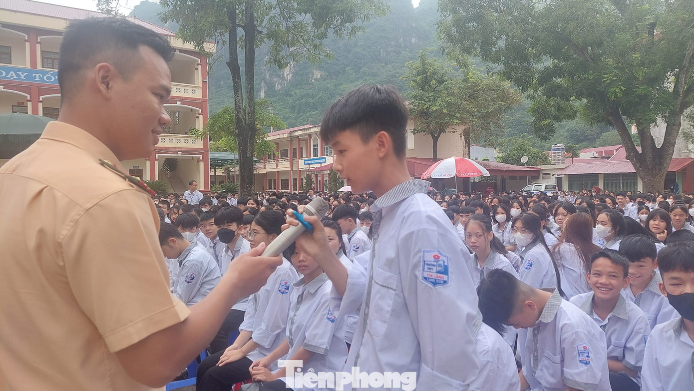 Trường THPT Chi Lăng phối hợp với công an địa phương tổ chức nhiều chương trình ngoại khóa phòng tránh tai nạn giao thông và các hành vi vi phạm pháp luật. Trường THPT Chi Lăng phối hợp với công an địa phương tổ chức nhiều chương trình ngoại khóa phòng tránh tai nạn giao thông và các hành vi vi phạm pháp luật.