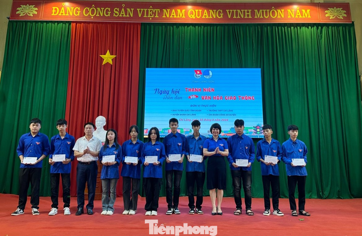 Lãnh đạo Tỉnh Đoàn và Huyện ủy Chi Lăng trao quà cho đoàn viên, học sinh bị ảnh hưởng bởi tai nạn giao thông. Lãnh đạo Tỉnh Đoàn và Huyện ủy Chi Lăng trao quà cho đoàn viên, học sinh bị ảnh hưởng bởi tai nạn giao thông.