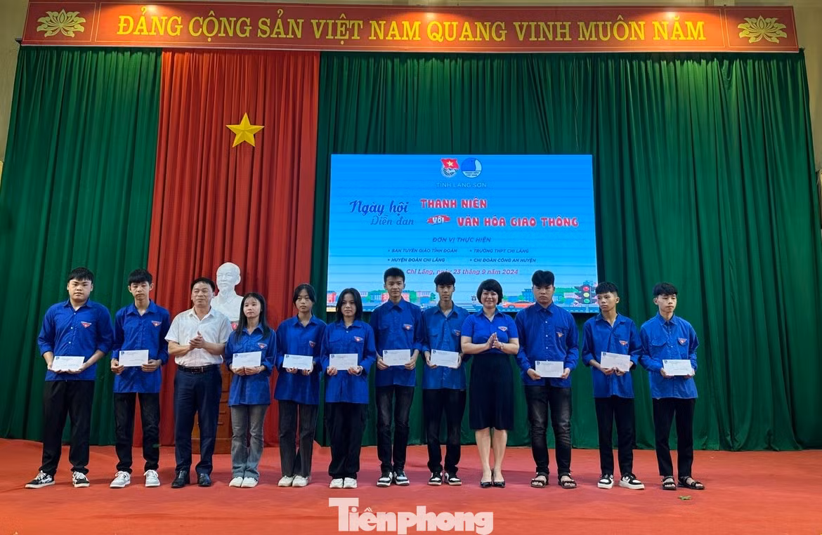 Lãnh đạo Tỉnh Đoàn và Huyện ủy Chi Lăng trao quà cho đoàn viên, học sinh bị ảnh hưởng bởi tai nạn giao thông. Lãnh đạo Tỉnh Đoàn và Huyện ủy Chi Lăng trao quà cho đoàn viên, học sinh bị ảnh hưởng bởi tai nạn giao thông.