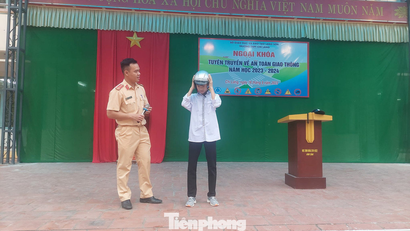 Học sinh Trường THPT Chi Lăng được hướng dẫn đội mũ bảo hiểm an toàn, đúng cách. Học sinh Trường THPT Chi Lăng được hướng dẫn đội mũ bảo hiểm an toàn, đúng cách.