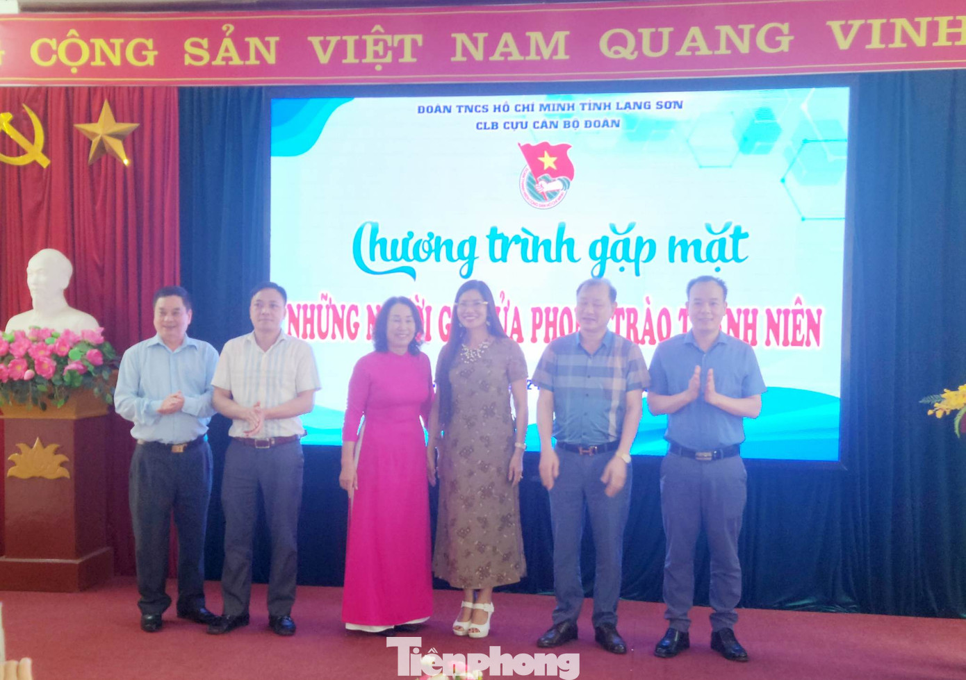 8 cựu cán bộ Đoàn được kết nạp vào CLB. Ảnh: Duy Chiến 8 cựu cán bộ Đoàn được kết nạp vào CLB. Ảnh: Duy Chiến