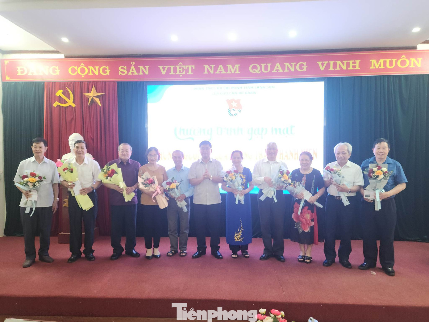 Tặng hoa, quà mừng thọ các cán bộ cựu cán bộ Đoàn. Ảnh: Duy Chiến Tặng hoa, quà mừng thọ các cán bộ cựu cán bộ Đoàn. Ảnh: Duy Chiến