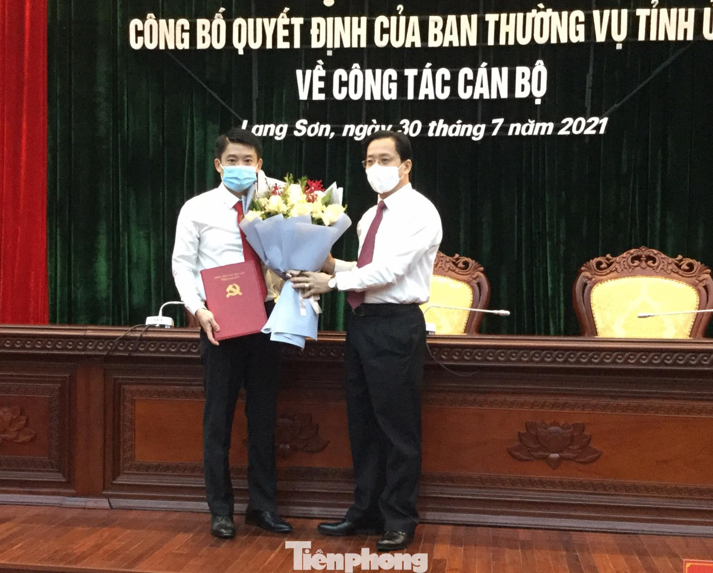 Ông Nguyễn Quang Huy (bìa trái) nhận quyết định làm Chánh VP tỉnh ủy Lạng Sơn -ảnh: Duy Chiến