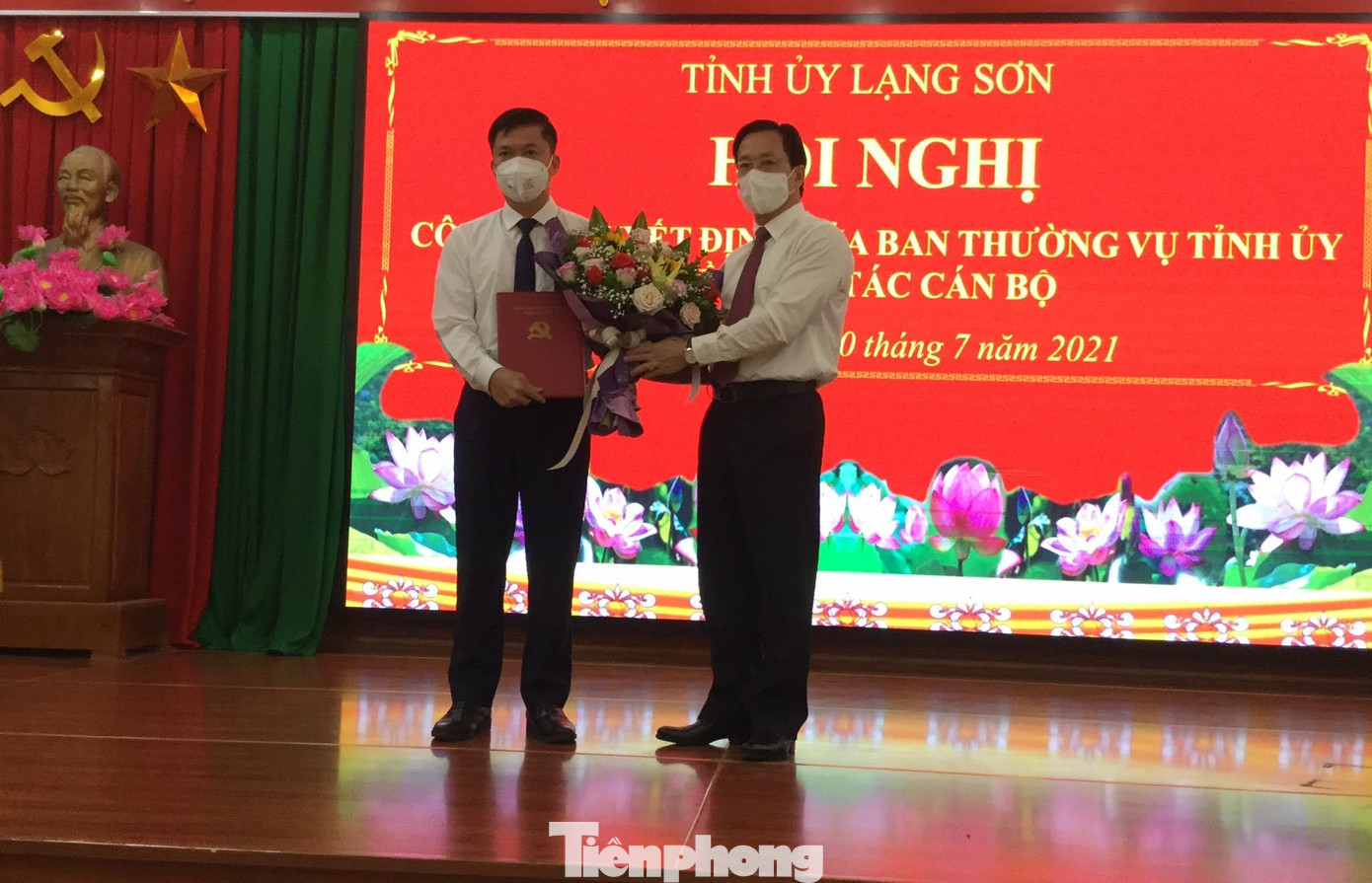 Ông Đinh Hữu Học (bìa trái) nhận Quyết định luân chuyển, đảm nhiệm chức vụ Phó Chủ tịch HĐND tỉnh Lạng Sơn của lãnh đạo Tỉnh ủy Lạng Sơn