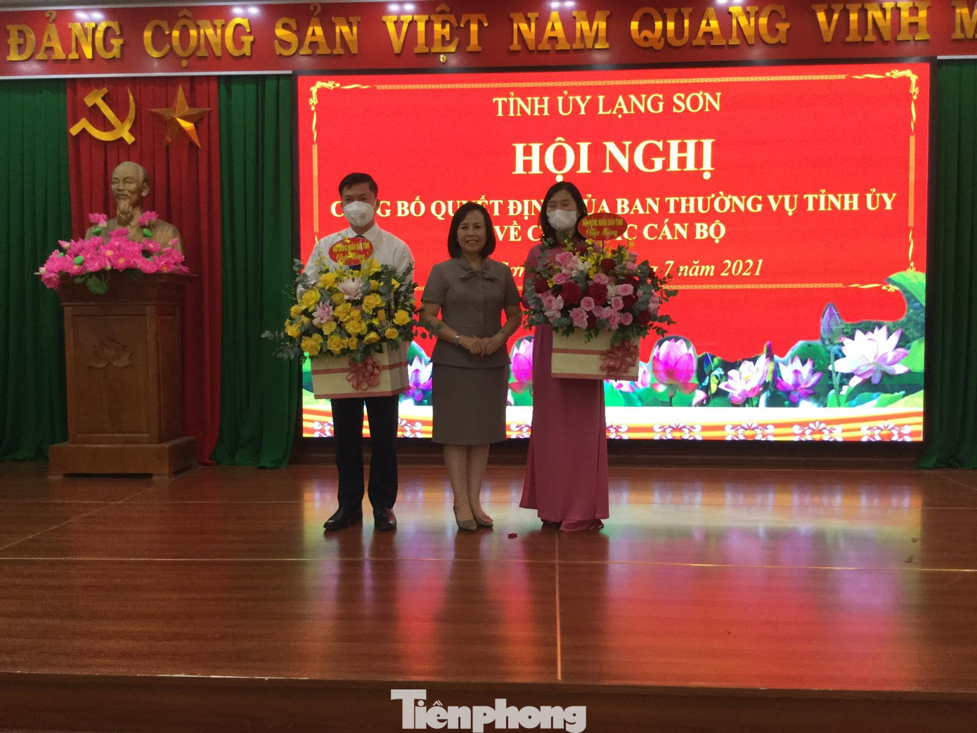 Chủ tịch HĐND tỉnh Lạng Sơn Đoàn Thị Hậu (giữa) tặng hoa chúc mừng ông Đinh Hữu Học và bà Trần Thanh Nhàn nhận nhiệm vụ mới