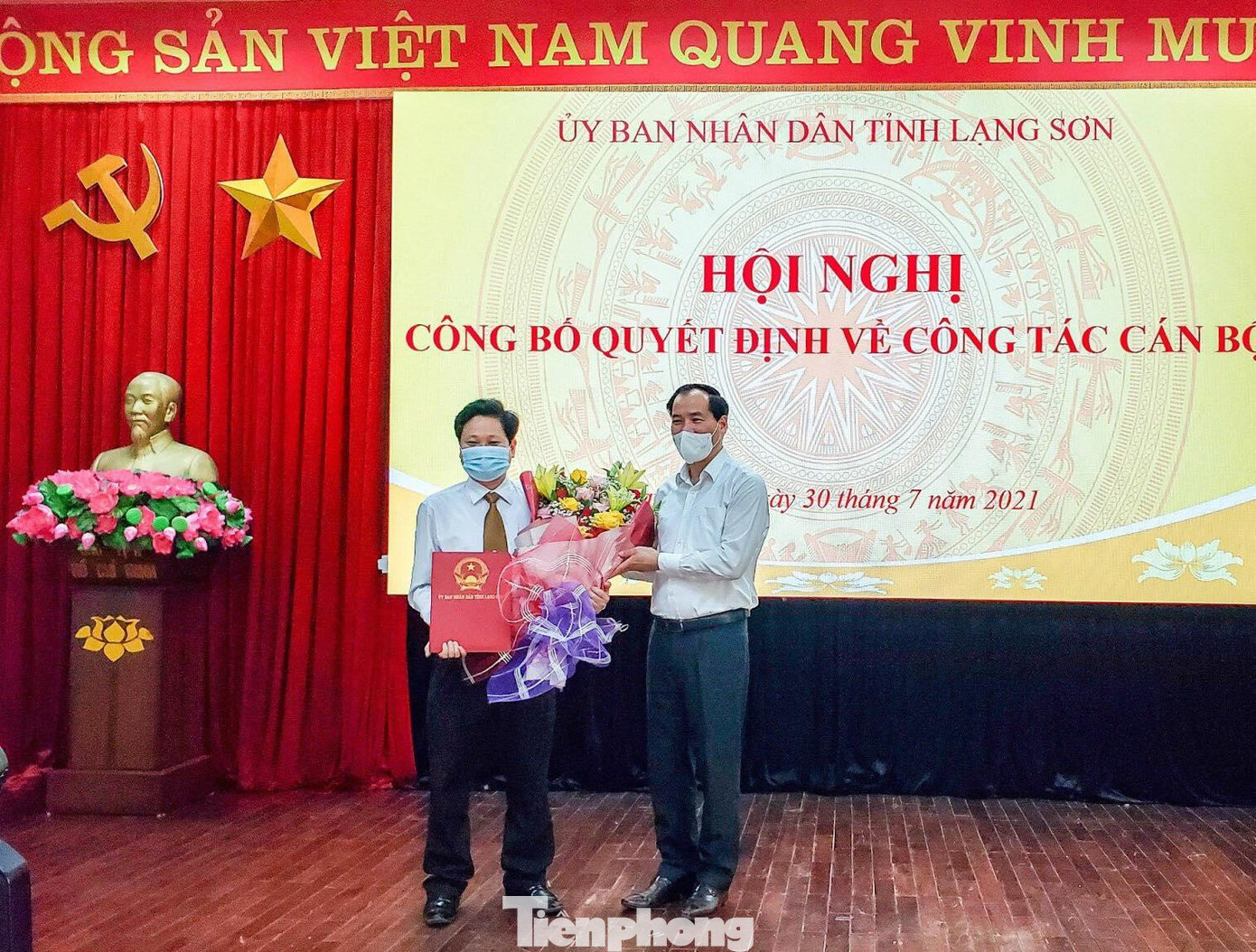 Phó Chủ tịch Thường trực UBND tỉnh Dương Xuân Huyên (bìa phải) tặng hoa chúc mừng ông Nguyễn Khắc Lịch -Ảnh: Duy Chiến