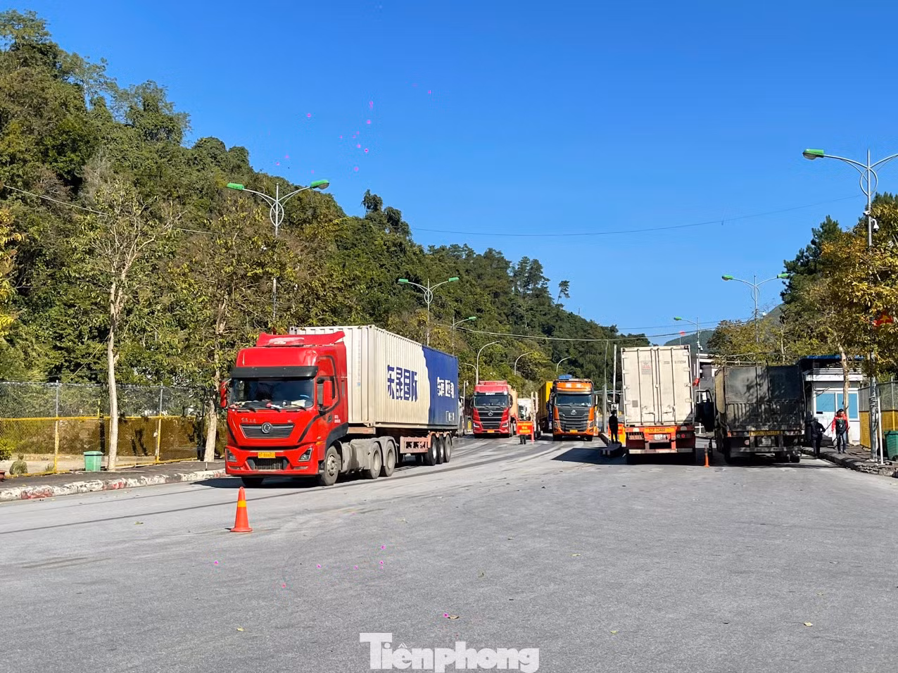 Hàng hóa xuất nhập khẩu qua cửa khẩu quốc tế Hữu Nghị. Ảnh: Duy Chiến.