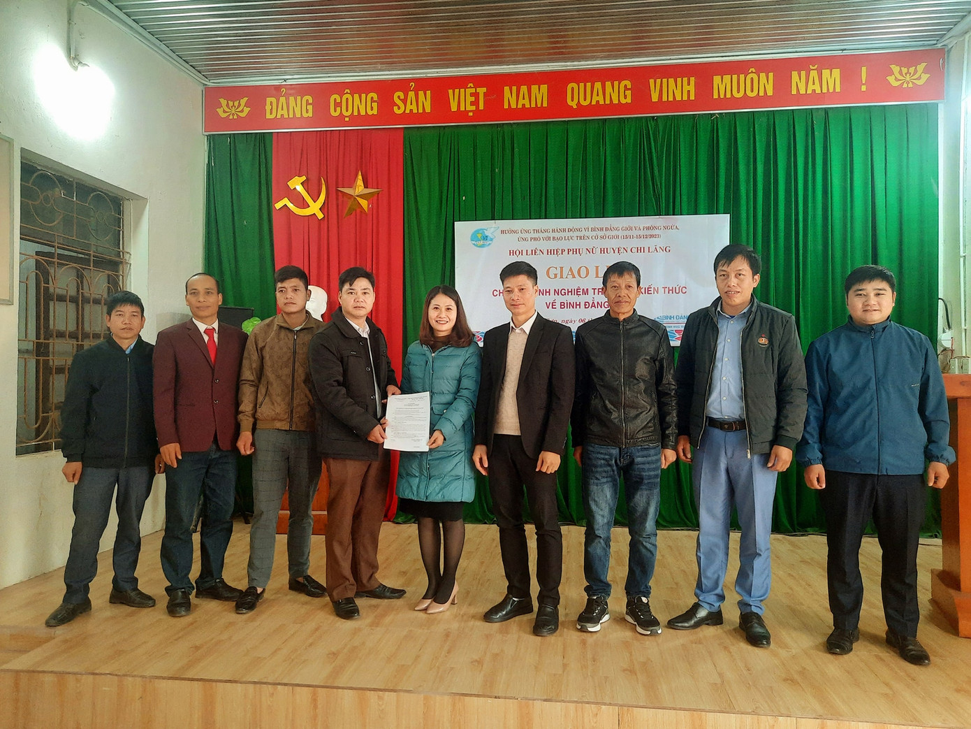 Các Hội viên danh dự của Hội LHPN xã Liên Sơn là nam giới nhận giấy chứng nhận.