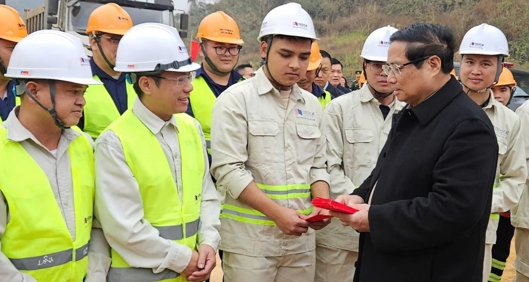 Thủ tướng lì xì đầu năm mới và tặng quà cho cán bộ, công nhân đang tham gia thi công dự án cao tốc Đồng Đăng- Trà Lĩnh. (Ảnh: V.K) Thủ tướng lì xì đầu năm mới và tặng quà cho cán bộ, công nhân đang tham gia thi công dự án cao tốc Đồng Đăng- Trà Lĩnh. (Ảnh: V.K)