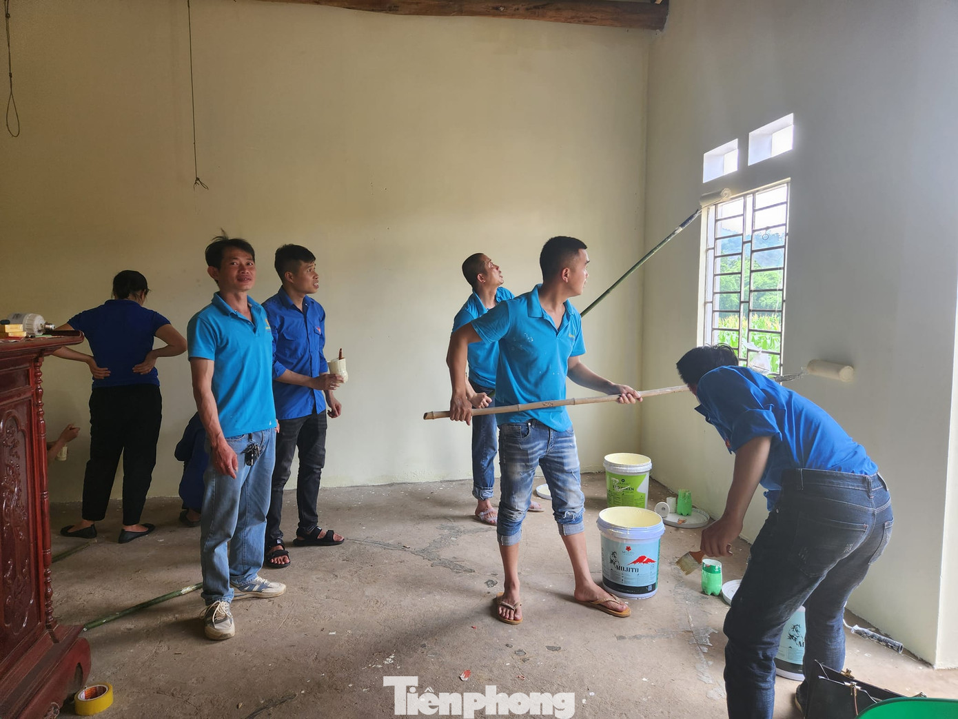 Lực lượng ĐVTN và thợ sơn nhà.