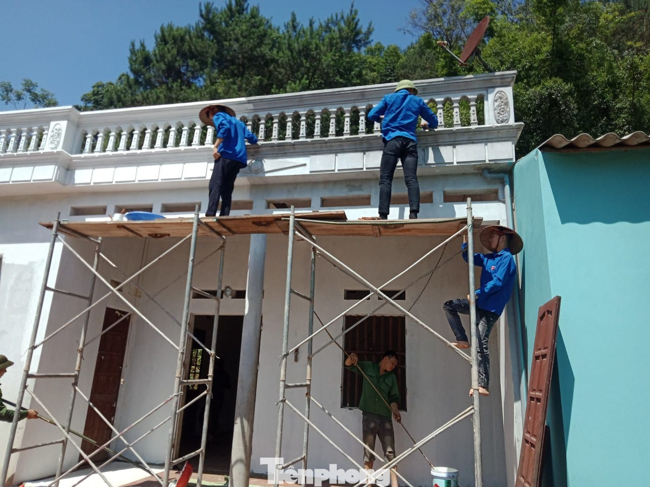 Thực hiện việc sơn, sửa nhà cho gia đình em Hoàng Tường Vi. Ảnh: Duy Chiến
