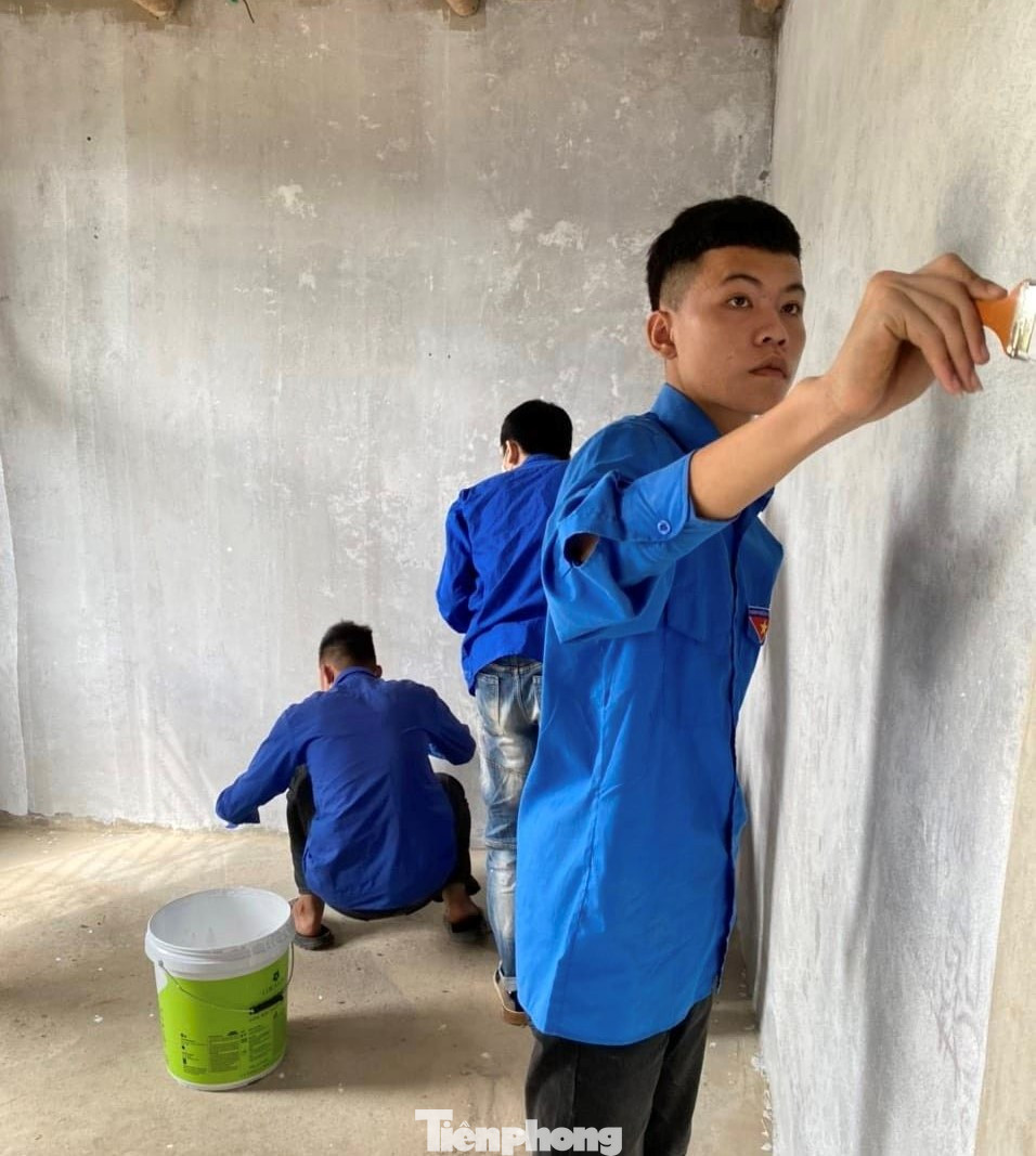 Đoàn viên, thanh niên Trung tâm GDNN-GDTX huyện Cao Lộc tham gia sơn nhà.