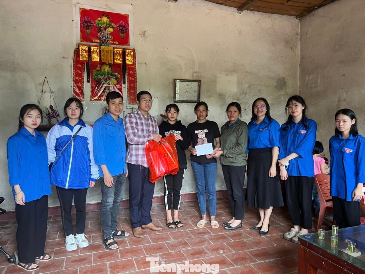 Thăm, tặng quà một số hộ nghèo trên địa bàn huyện Cao Lộc, Lạng Sơn.