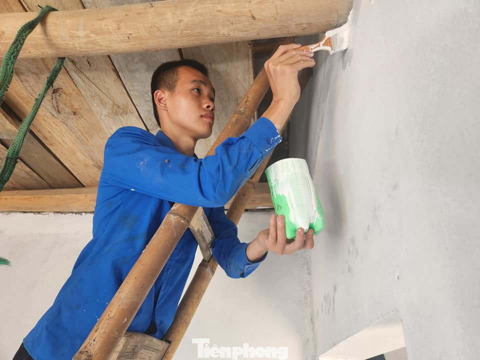 Tỉ mẩn, chăm chút để ngôi nhà khoác lên màu sơn mới. Ảnh: Duy Chiến