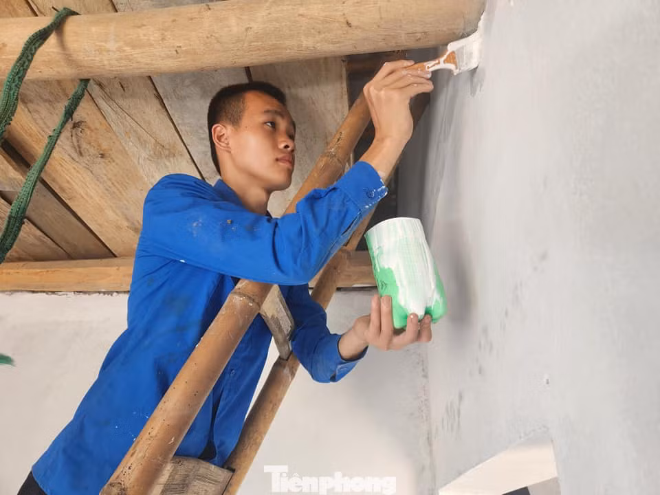 Tỉ mẩn, chăm chút để ngôi nhà khoác lên màu sơn mới. Ảnh: Duy Chiến Tỉ mẩn, chăm chút để ngôi nhà khoác lên màu sơn mới. Ảnh: Duy Chiến