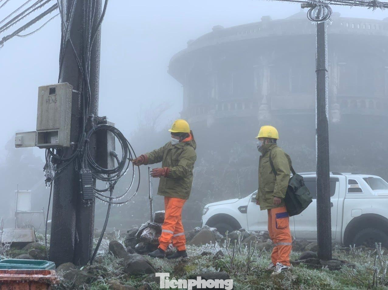 Cán bộ Điện lực kiểm tra hệ thống điện dân dụng trên đỉnh Mẫu Sơn -Ảnh: TL Cán bộ Điện lực kiểm tra hệ thống điện dân dụng trên đỉnh Mẫu Sơn -Ảnh: TL