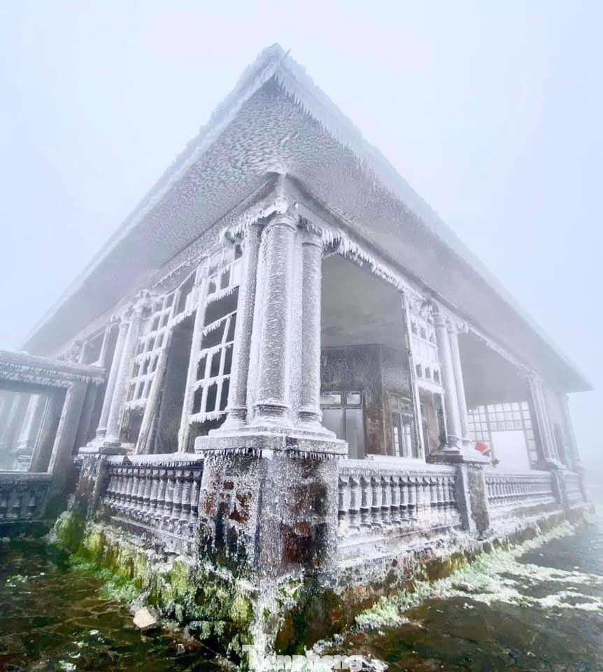 Sau 2 ngày có băng tuyết, khung cảnh nhà cửa cũng dần lộ ra khi băng tan chảy dần -Ảnh: L. Huy Sau 2 ngày có băng tuyết, khung cảnh nhà cửa cũng dần lộ ra khi băng tan chảy dần -Ảnh: L. Huy