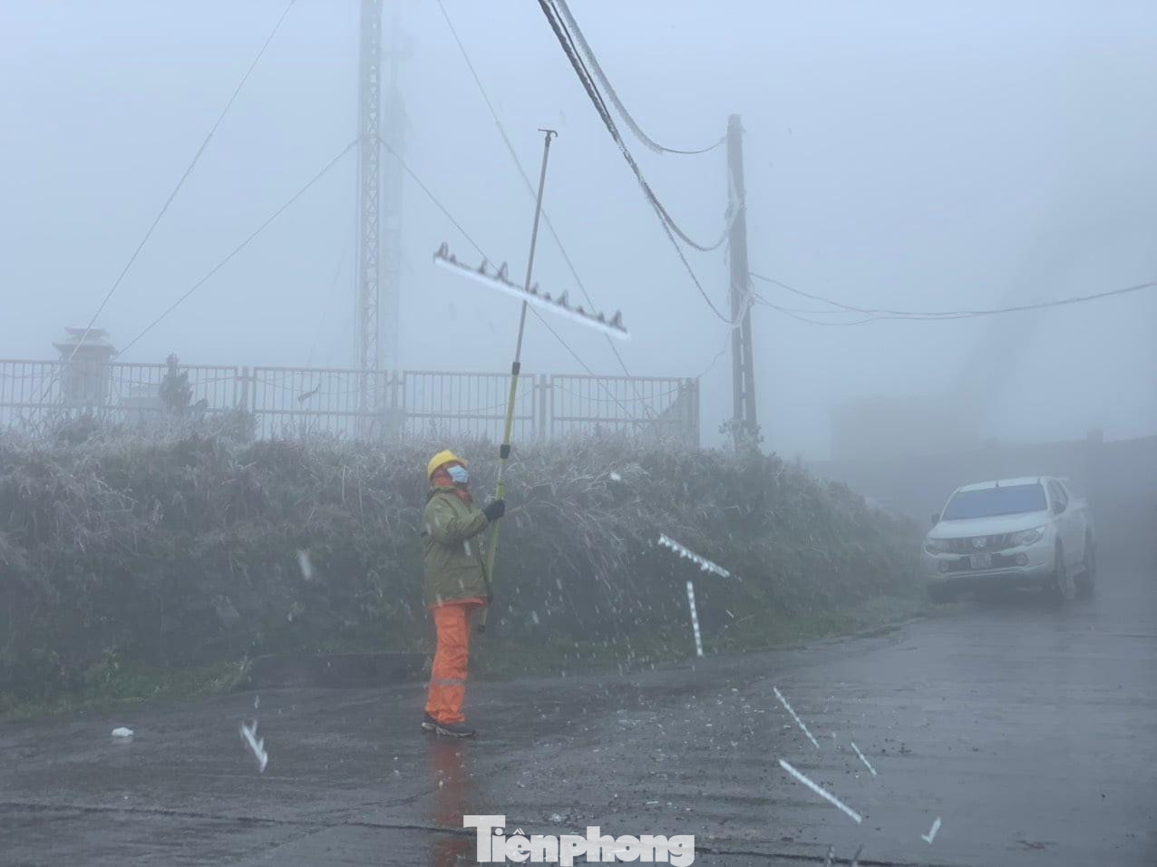 San gạt những băng tuyết còn đọng, bám trên đường dây tải điện -Ảnh: TL San gạt những băng tuyết còn đọng, bám trên đường dây tải điện -Ảnh: TL