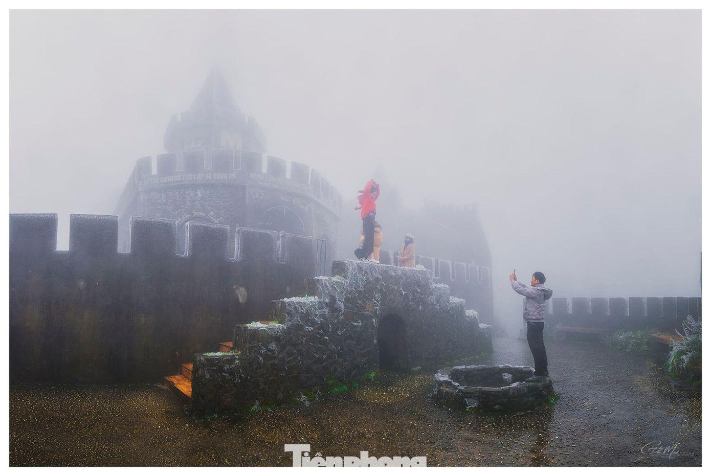 Các du khách vẫn cố lưu giữ hình ảnh với băng tuyết trên đỉnh Mẫu Sơn -Ảnh: Chu Minh Các du khách vẫn cố lưu giữ hình ảnh với băng tuyết trên đỉnh Mẫu Sơn -Ảnh: Chu Minh