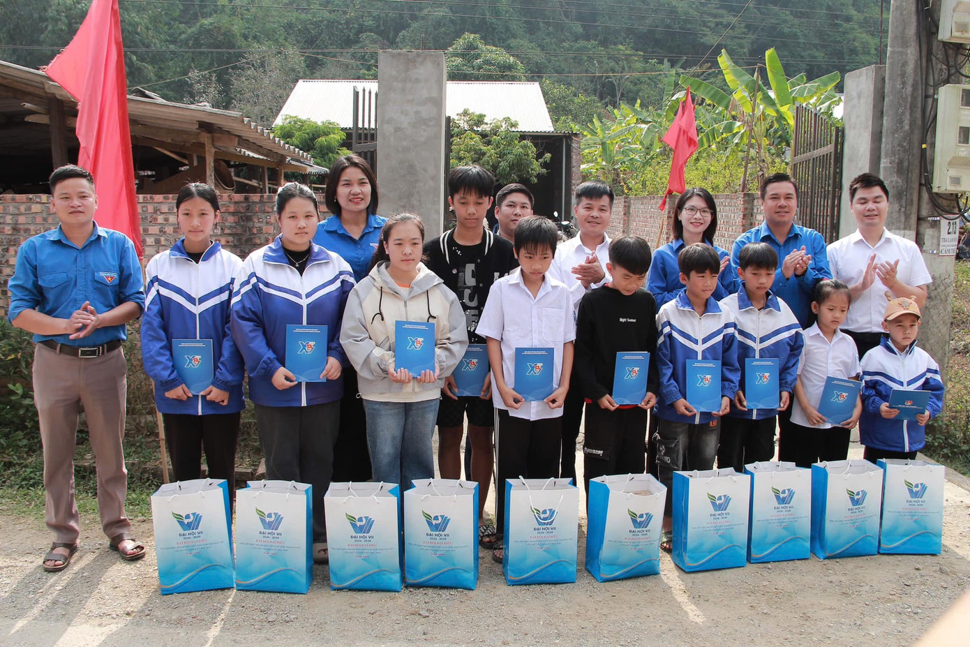 Dịp này, Đoàn công tác Tỉnh Đoàn Thái Nguyên đã trao 10 suất quà cho học sinh có hoàn cảnh khó khăn trên địa bàn xã Sơn Thành, huyện Na Rì.