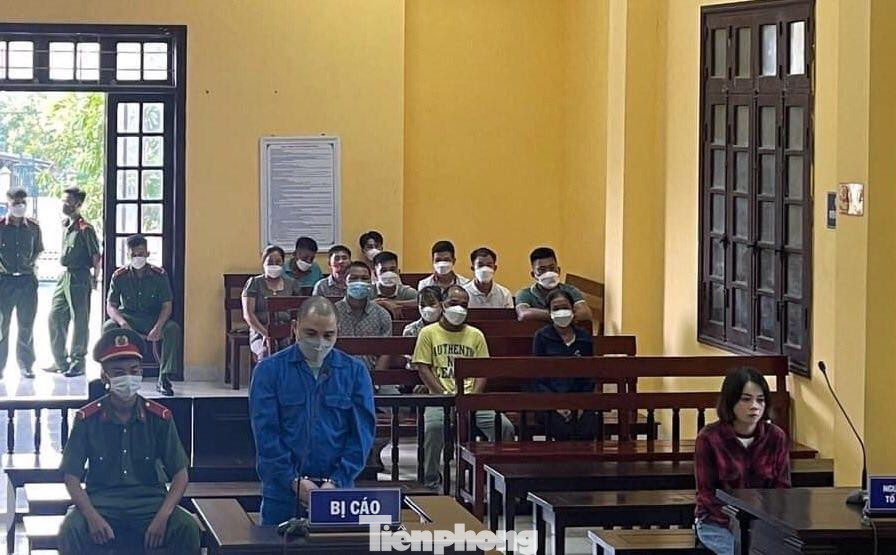 Bị cáo Mạnh (đứng, giữa) tại phiên tòa xét xử -Ảnh: TA Bị cáo Mạnh (đứng, giữa) tại phiên tòa xét xử -Ảnh: TA