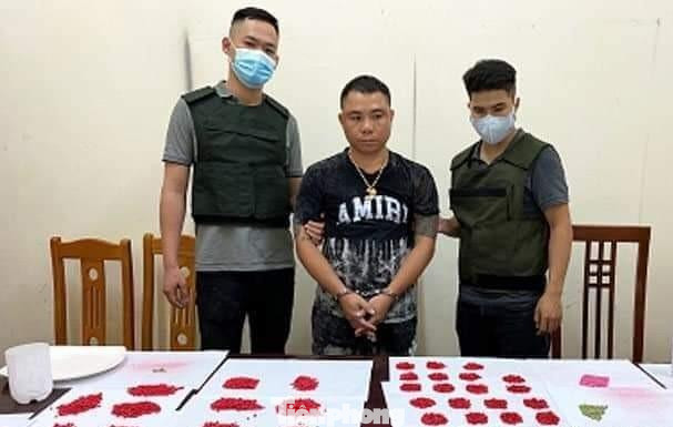 Đối tượng Nguyễn Viết mạnh và tang vật -Ảnh: Duy Chiến Đối tượng Nguyễn Viết mạnh và tang vật -Ảnh: Duy Chiến