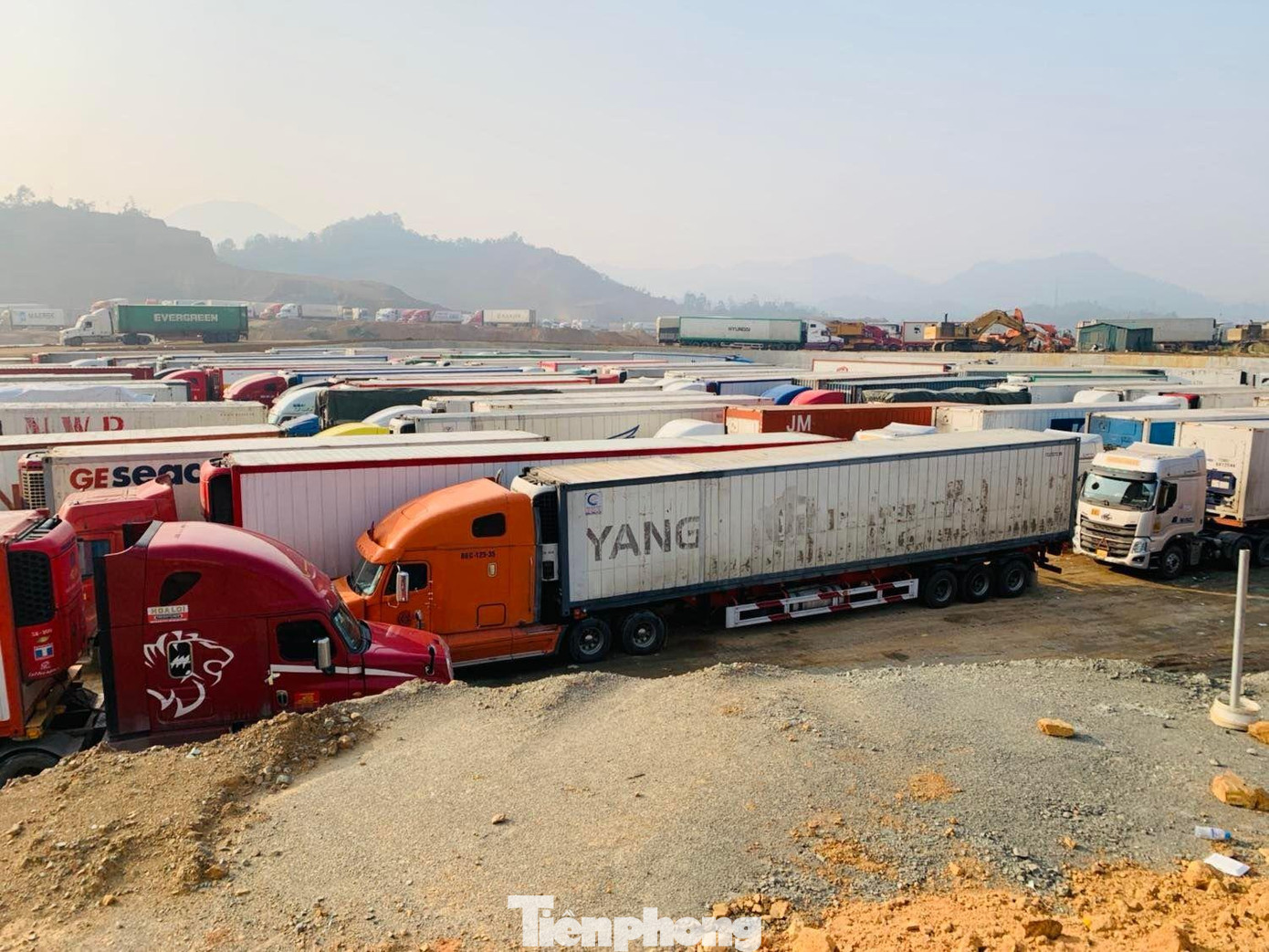 Hàng ngày có trên 1000 xe đỗ ở bãi trung chuyển Bản Liếp (xã Phú Xá, Cao Lộc) dài ngày rất dễ xảy ra những hành vi tiêu cực -Ảnh: Duy Chiến