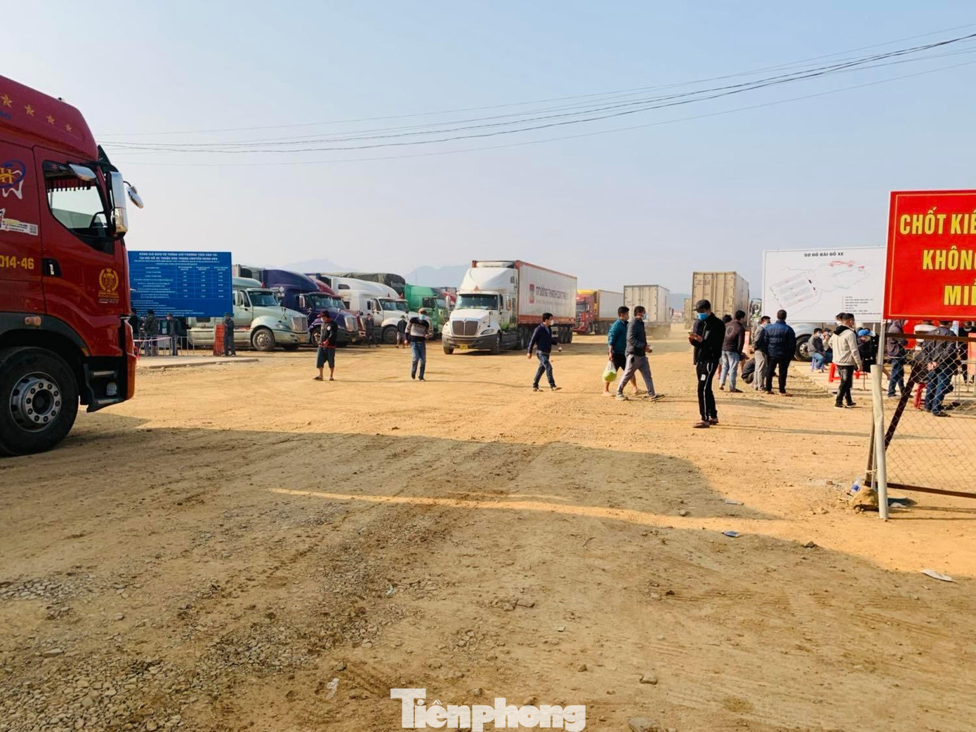 Các lái xe như "ngồi trên đống lửa" vì hàng tắc, tiền cạn -Ảnh: Duy Chiến Các lái xe như "ngồi trên đống lửa" vì hàng tắc, tiền cạn -Ảnh: Duy Chiến