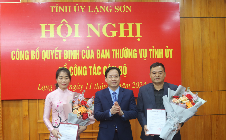 Phó Bí thư Thường trực Tỉnh ủy Hoàng Văn Nghiệm (giữa) trao Quyết định, tặng hoa chúc mừng 2 tân Phó Chánh văn phòng Tỉnh ủy Lạng Sơn.