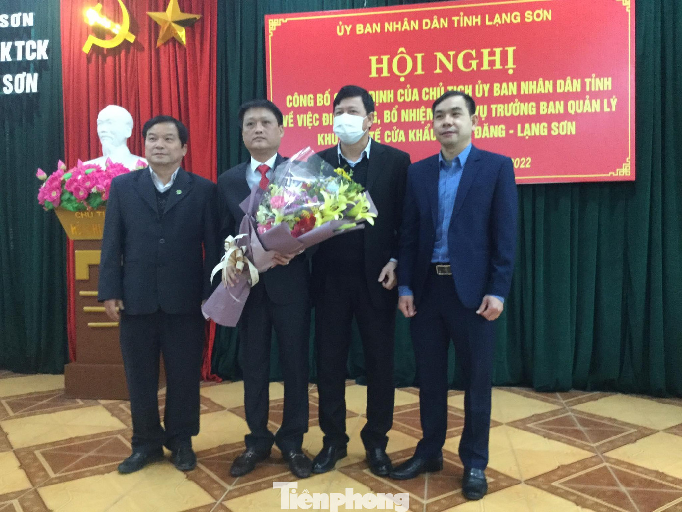 Tập thể lãnh đạo Ban quản lý khu kinh tế cửa khẩu Đồng Đăng- Lạng Sơn tặng hoa chào mừng ông Lê Văn Thắng - Ảnh: Duy Chiến Tập thể lãnh đạo Ban quản lý khu kinh tế cửa khẩu Đồng Đăng- Lạng Sơn tặng hoa chào mừng ông Lê Văn Thắng - Ảnh: Duy Chiến