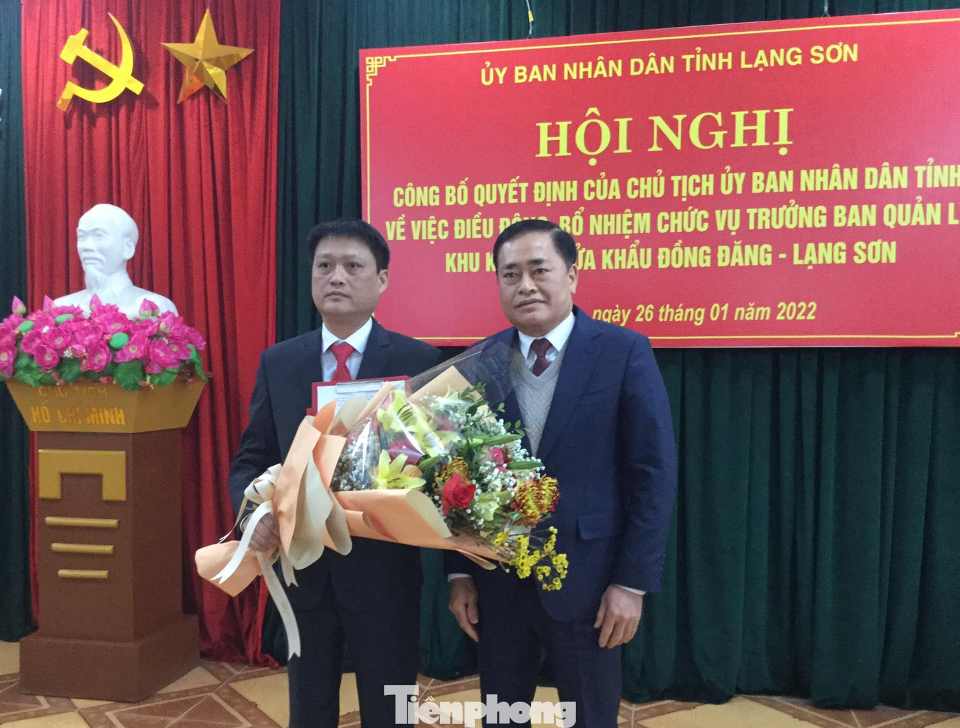 Ông Lê Văn Thắng (trái) nhận Quyết định và hoa chúc mừng của lãnh đạo tỉnh Lạng Sơn - Ảnh: Duy Chiến Ông Lê Văn Thắng (trái) nhận Quyết định và hoa chúc mừng của lãnh đạo tỉnh Lạng Sơn - Ảnh: Duy Chiến