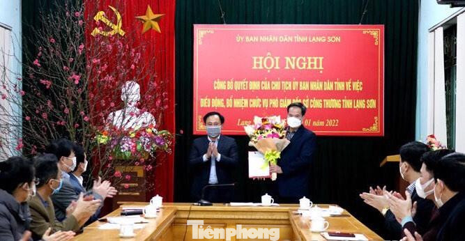 Trước đó, ông Nguyễn Trọng Nghĩa (phải), Trưởng ban quản lý khu kinh tế Đồng Đăng- Lạng Sơn được luân chuyển, giữ chức vụ Phó giám đốc Sở công thương Lạng Sơn - Ảnh: Duy Chiến Trước đó, ông Nguyễn Trọng Nghĩa (phải), Trưởng ban quản lý khu kinh tế Đồng Đăng- Lạng Sơn được luân chuyển, giữ chức vụ Phó giám đốc Sở công thương Lạng Sơn - Ảnh: Duy Chiến