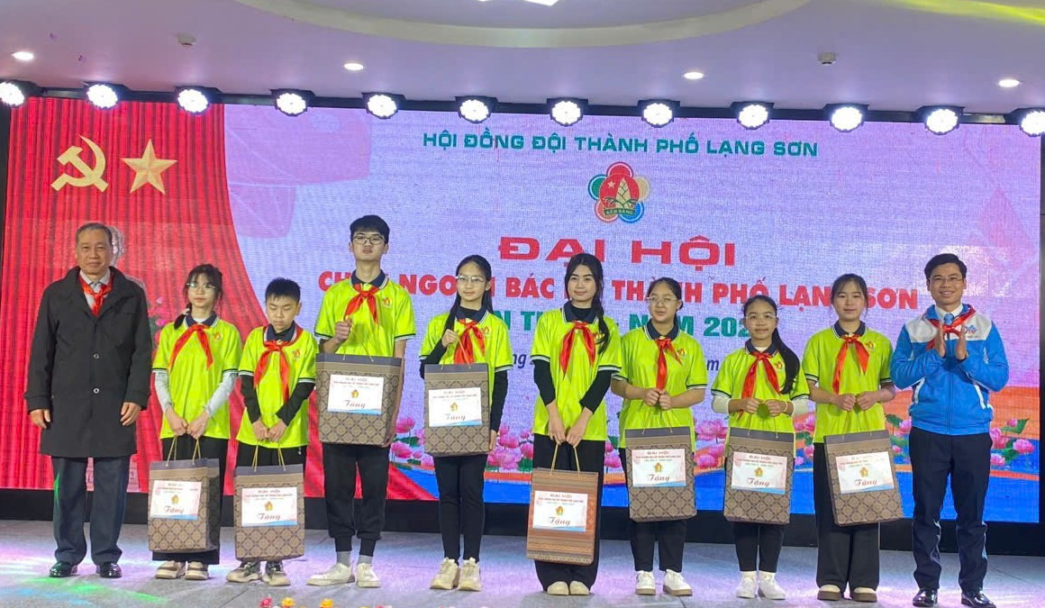 Các ban, ngành thành phố Lạng Sơn trao tặng quà các em. Các ban, ngành thành phố Lạng Sơn trao tặng quà các em.