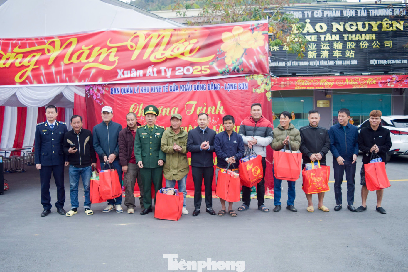 Các lái xe đang đỗ dừng chờ xuất khẩu hàng hóa ở bến bãi Bảo Nguyên (cửa khẩu Tân Thanh) nhận quà tết. Các lái xe đang đỗ dừng chờ xuất khẩu hàng hóa ở bến bãi Bảo Nguyên (cửa khẩu Tân Thanh) nhận quà tết.
