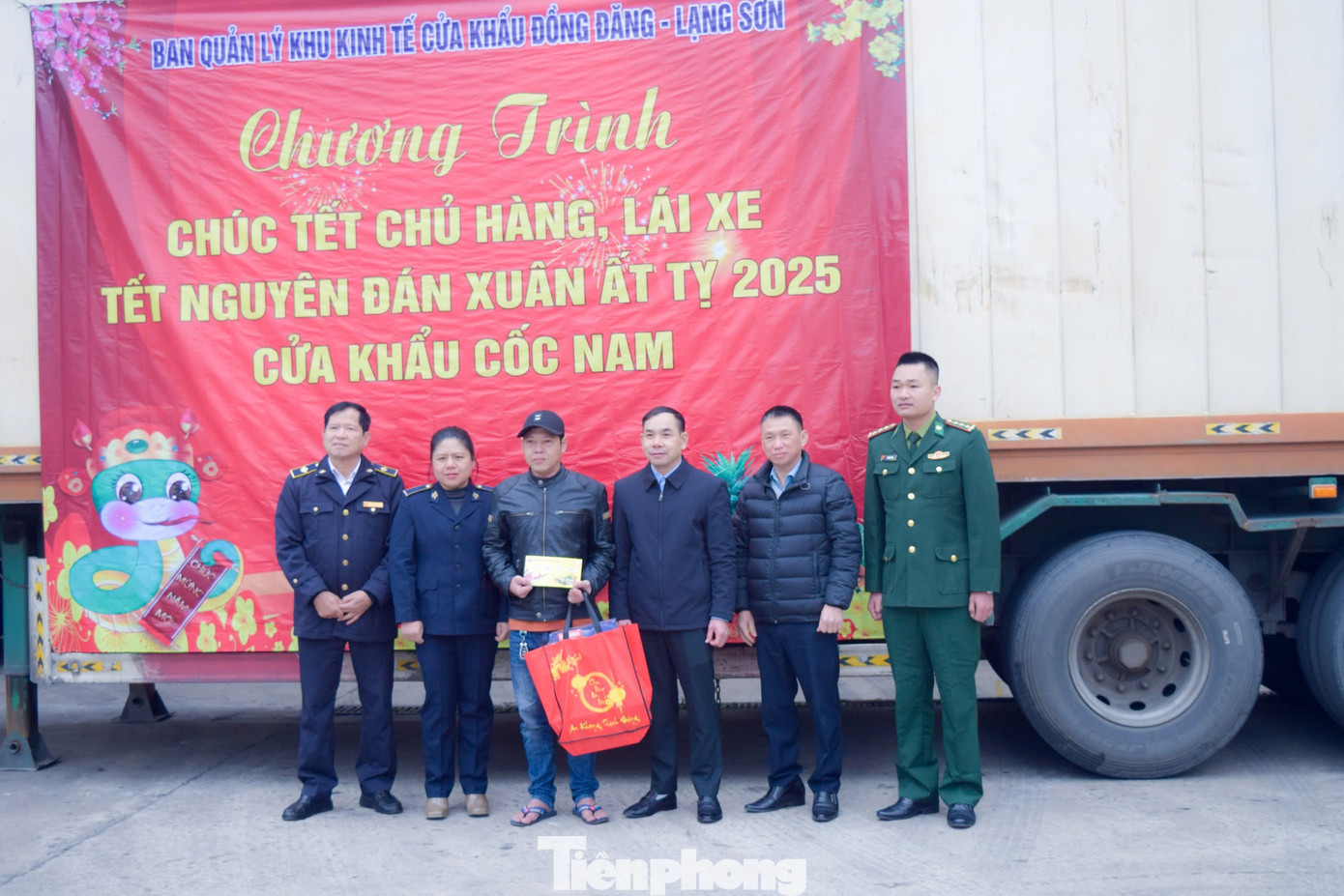 Lái xe ăn tết tại cửa khẩu Cốc Nam (huyện Văn Lãng) vui mừng nhận quà Tết. Lái xe ăn tết tại cửa khẩu Cốc Nam (huyện Văn Lãng) vui mừng nhận quà Tết.