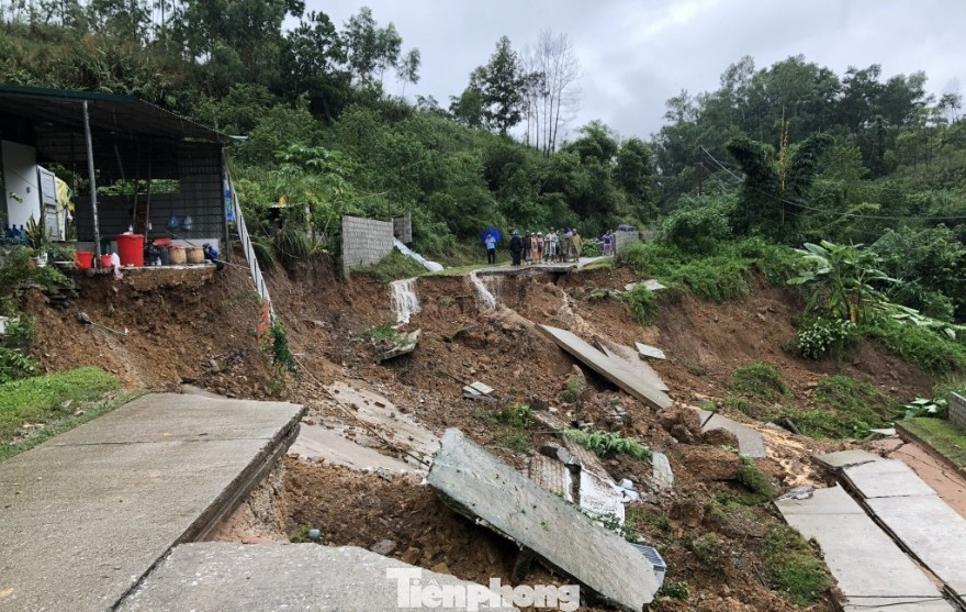 Sạt lở đất nguy hiểm tại khu vực đường Văn Vỉ, thành phố Lạng Sơn. Sạt lở đất nguy hiểm tại khu vực đường Văn Vỉ, thành phố Lạng Sơn.