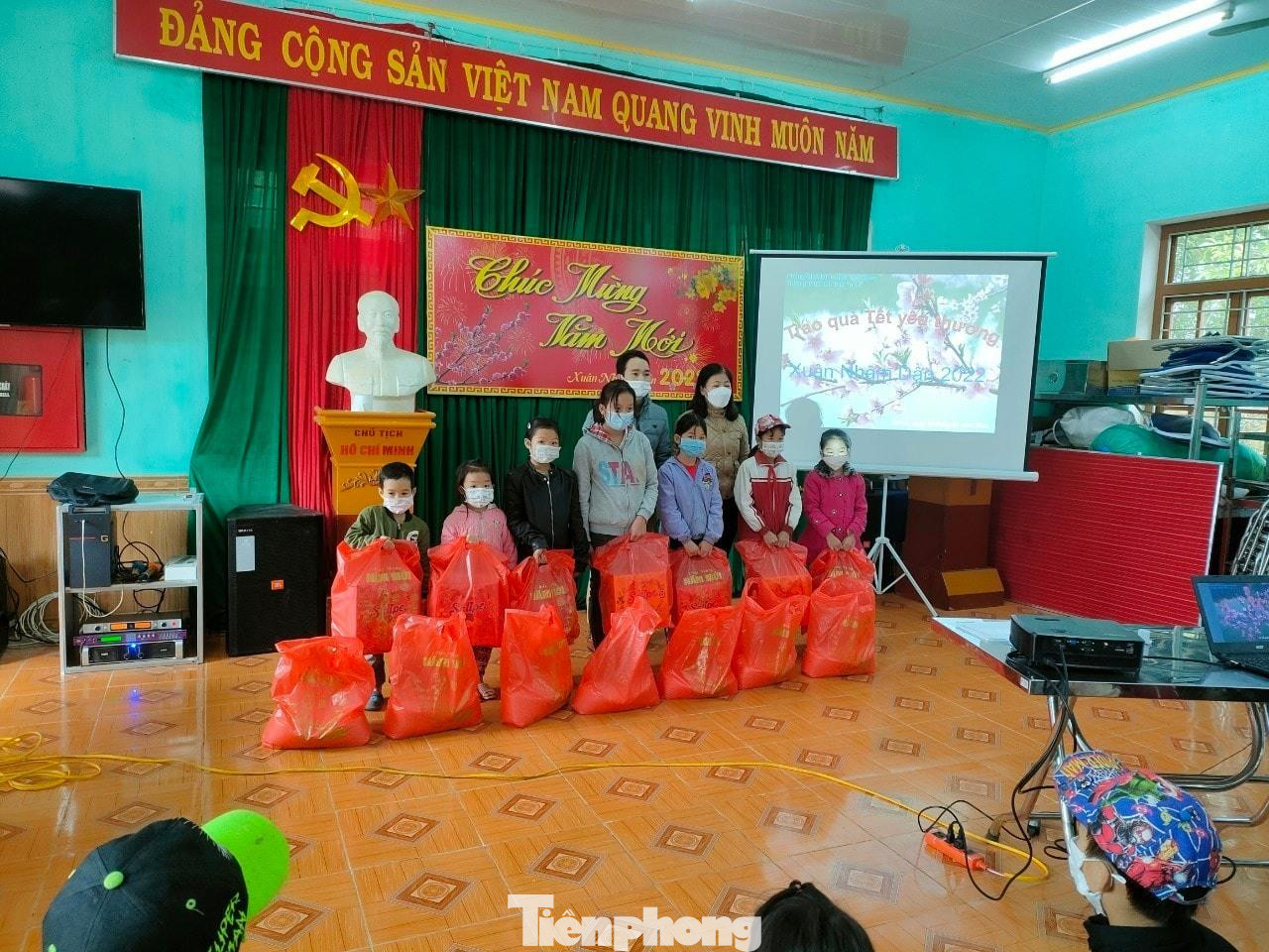 Đoàn xã Tri Lễ (huyện Văn Quan) tặng quà hỗ trợ các em học sinh nghèo, vươn lên trong học tập -Ảnh: TL