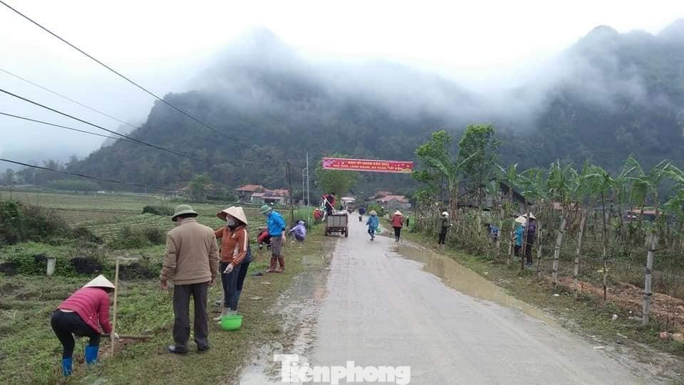 Đoàn viên, thanh niên và người dân huyện Bắc Sơn sôi nổi tham gia vệ sinh đường làng ngõ xóm, tạo cảnh quan xanh- sạch- đẹp- thân thiện -Ảnh: Duy Chiến