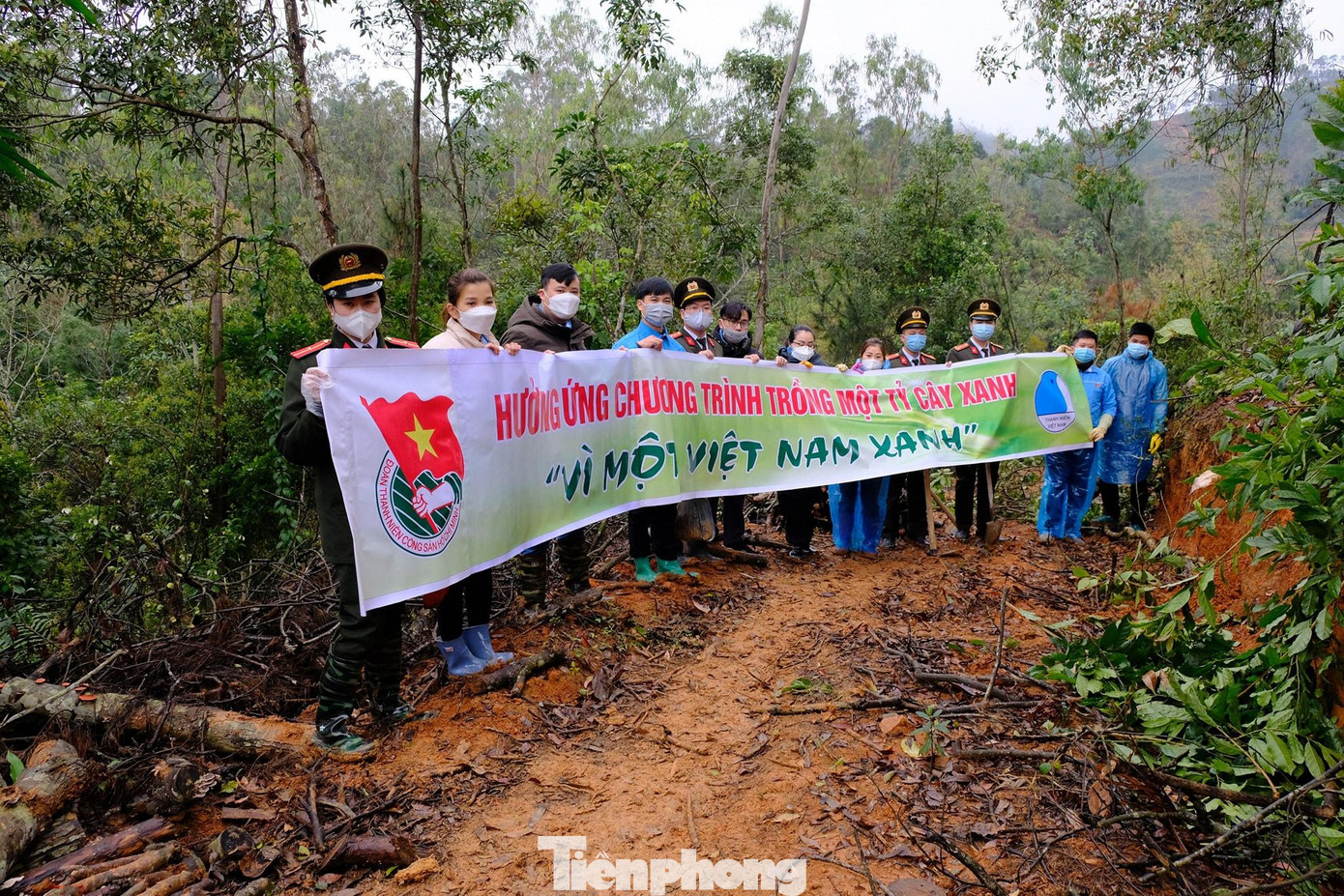 Tuổi trẻ xứ Lạng hào hứng tham gia chương trình "Trồng cây vì một Việt Nam xanh" -Ảnh: TL