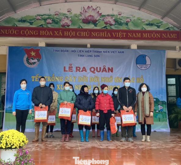 Tỉnh Đoàn - Hội LHTN tỉnh Lạng Sơn trao nhiều phần quà cho các hộ dân nghèo, học sinh có hoàn cảnh khó khăn -Ảnh: Duy Chiến